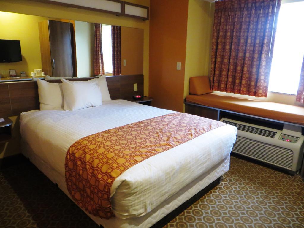 Microtel By Wyndham South Bend Notre Dame University Room photo