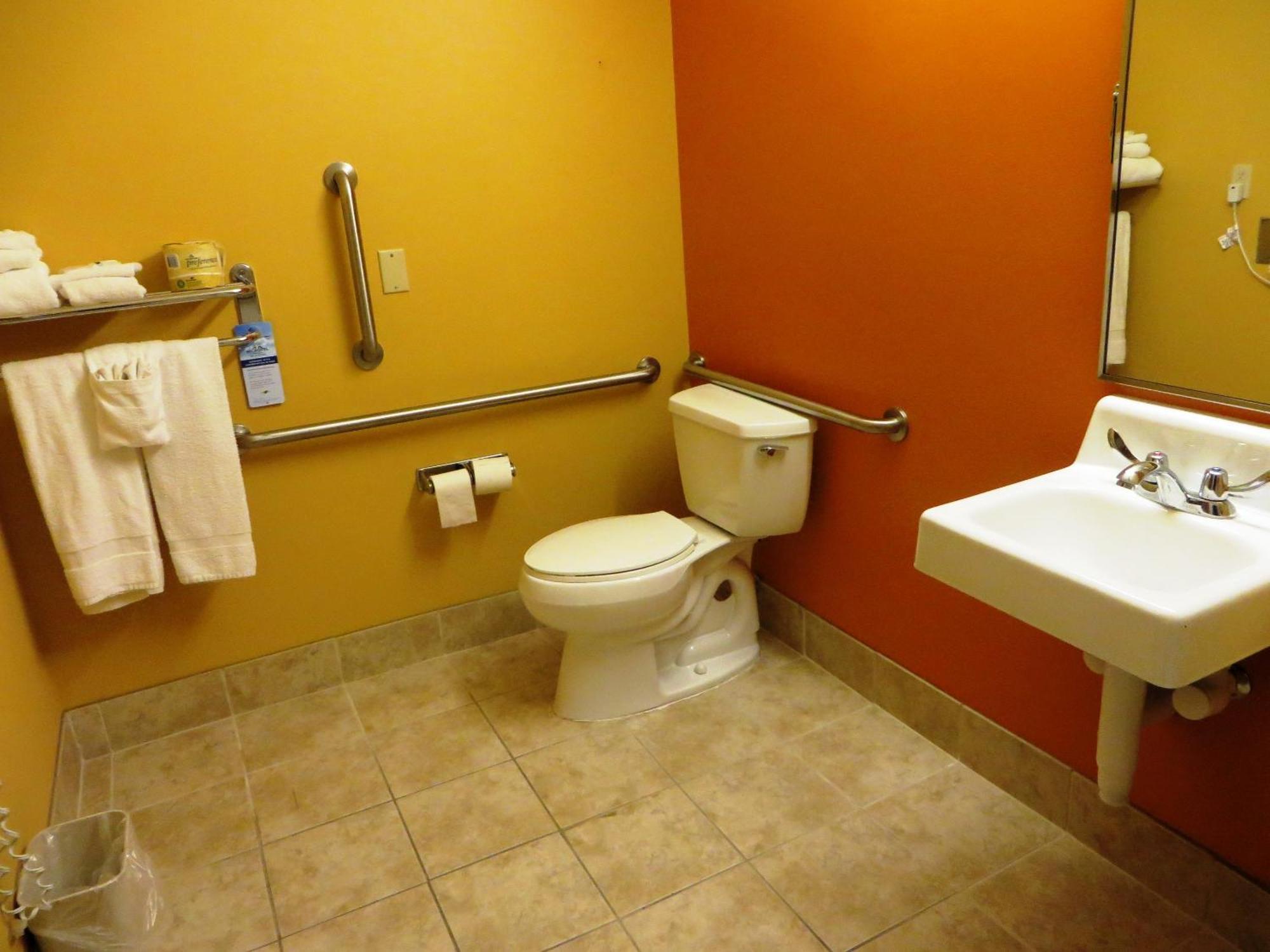 Microtel By Wyndham South Bend Notre Dame University Room photo
